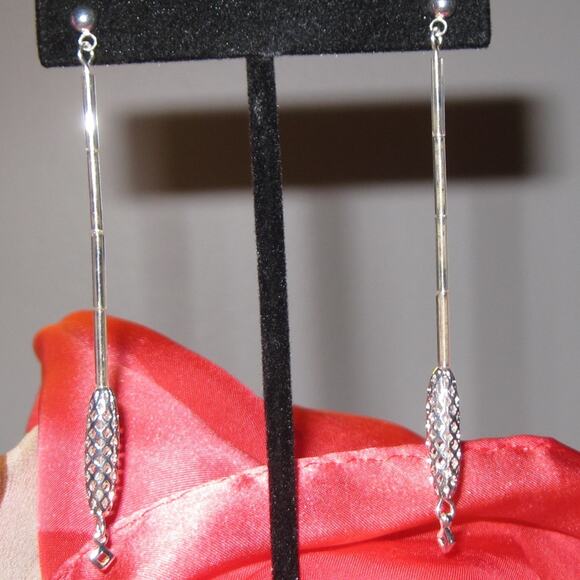 Sleek long silver post earrings - Picture 6 of 8